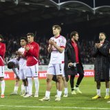 La deception des joueurs du FC Sion, lors de la demi-finale de la Coupe de Suisse de football entre FC Sion et FC Lugano le samedi 27 avril 2024 au stade de Tourbillon a Sion. (KEYSTONE/Cyril Zingaro)